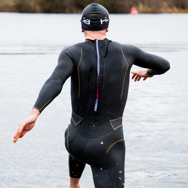 2026 Huub Mens Alchemy 3/ 5mm Back Zip Svømmevåddragt ALCHEMY1 - Black / Grå / Gold